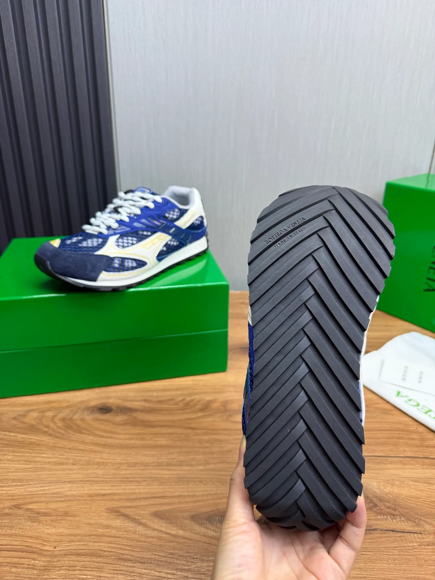 Men's men's shoes 💰620💰 BV top version 𝘽𝙊𝙏𝙏𝙀𝙂𝘼 𝙑𝙀𝙉𝙀𝙏𝘼 Orbit sneakers Wang Yibo same style couple style dad shoes 🩷💚 Runner sneakers, made of lightweight technical mesh fabric. Features a geometric patterned rubber outsole. Pay attention to the package craftsmanship ❕ High version shipping ❗️ Very nice, durable to play with and durable to make ✔️ Standard version 💯💯 The outsole is made of color-blocked TPU outsole. Women’s model 35-41 (40 41 customized) Men’s model 39-46 (45.46 customized) Equipped with original packaging